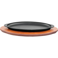 Ahşap nihale üzerinde sergilenen, 30x16 cm ölçülerinde, oval formlu, kulplu ve düz tabanlı siyah döküm demir alabalık ve fajita sunum tavası. Isıyı hapseden profesyonel restoran tipi döküm servis ekipmanı.