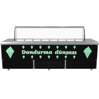 24 adet 9 litrelik kase kapasiteli, siyah gövdeli lüks dondurma teşhir vitrini. EN 16838 standartlarında 7 L1 iklim sınıfı ve -18/-23 °C çalışma aralığıyla profesyonel dondurma satış reyonu. Tüm Türkiye ye kargo ile gönderim avantajı.
