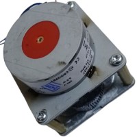 Dönerin lezzeti, dönüş hızında saklıdır. Dakikada tam 1 devir (1 RPM) yapan motorumuz, etin içini çekerek ve suyunu muhafaza ederek pişmesini sağlar. Ne çok hızlı ne çok yavaş; tam ustanın istediği kıvamda bir döner için hassas şanzıman teknolojisi!
