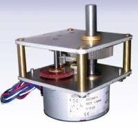 Döner ocağı motorunun etiket detayları: 230V çalışma gerilimi, 1 RPM dönüş hızı ve 6 Watt güç değerlerini içeren orijinal teknik veriler. Crouzet kalitesiyle düşük enerji tüketimi ve yüksek tork kapasitesini doğrulayan etiket görünümü.
