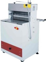 66x73x110 cm ölçülerinde, beyaz elektrostatik boyalı sağlam gövdeye sahip, ön kısmında paslanmaz poşetleme sacı bulunan, 30 adet özel çelik bıçaklı ve ergonomik itme kollu profesyonel fırın tipi ekmek dilimleme makinesi.