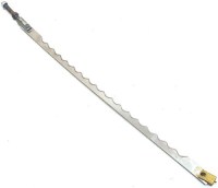 İmalatçısı Tamir bakım onarım teknik servisimiz de var.ekmek dilimleme makinesi çelik bıçağı. 26 cm pim mesafeli, bir ucunda germe cıvatası diğer ucunda sarı takozu bulunan testere dişli yaylık çelik bıçak.Endüstriyel ekmek kesme makinesi yedek parçası