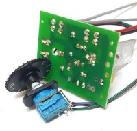 Süper Mikser SM-142 el blenderi hız kontrol devresinin alt lehim yüzeyi, soğutucu bloğu ve numaralı hız ayar kadranı görünümü. Devir dalgalanmasını önleyen, motor hızını hassas ayarlayan dayanıklı elektronik beynin alt tarafı.