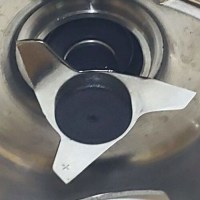 Robot Coupe el blenderi paslanmaz parçalayıcı bıçağının yakın çekim detay görünümü. Yoğun kullanıma ve yüksek devire dayanıklı, süzme çorba ve sos imalatında pürüzsüz parçalama sağlayan kaliteli çelik kesici bıçak aksamı.