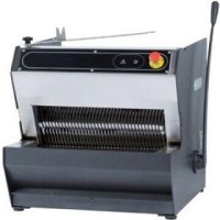 658x676x678 mm ölçülerinde, kompakt ve modern tasarımlı, ön kısmında poşetleme sacı ve ergonomik kumanda kolu bulunan, paslanmaz iç aksamlı ve kırıntı çekmeceli profesyonel sanayi tipi endüstriyel ekmek dilimleme makinesi.