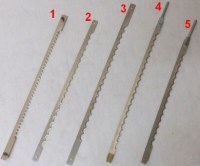 Pimler arası 25.5 cm olan, görseldeki 4 numaralı cıvatalı ekmek dilimleme makinesi bıçağıdır. Üst bağlantı cıvatası ve alt sarı gerdirme takozu montajlı yapısıyla makinede ideal gerginlik sağlayıp ekmekleri ezmeden keser.