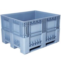 RAL7046 gri renkli, 1000x1200 mm ölçülerinde kapalı gövdeli pabuçlu endüstriyel plastik kasa görseli. Forklift ve transpalet girişine uygun 3 adet sağlam taban pabucu (skid) ve takviyeli plastik duvar yapısını gösteren ürün çekimi.