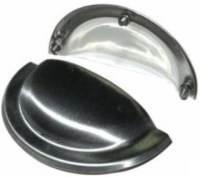 Endüstriyel mutfak tezgahları için paslanmaz çelik yarım ay çekmece kulbu. 3 cıvatalı montaj özelliği ve ergonomik alttan el girmeli tasarımıyla sanayi tipi inox mutfak ekipmanları için en dayanıklı kulp tutamak çözümü.İmalatçısından en kaliteli çekmecel
