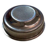 Ev tipi espresso makinelerine uygun 7 gr metal kahve filtresinin alt taban görünümü. Dış çapı 6.5 cm olan yapısı, micro delikli hassas gözenekleri ve kademeli haznesi sayesinde suyun eşit dağılmasını ve lezzetli kahve elde edilmesini sağlar.