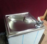 Tamamı paslanmaz krom çelikten üretilen fışkırtma musluklu okul ve gemi tipi su sebili; saatte 150-160 bardak soğutma performansı, bardaksız hijyenik kullanımı ve pres baskı emniyetli gövdesiyle okul ve fabrikalara özeldir. Hemen satın alın!