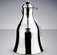 1.5 litrelik alüminyum güğüm, hem evlerde hem de otantik işletmelerde kullanıma uygundur. Isıya dayanıklı bakalit kulbu sayesinde güvenli kullanım sağlar. Su kaynatmanın yanı sıra süt dağıtımı ve saklanması için de tercih edilir.