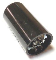 130-156 mikrofarat 220V AC monofaze motor ilk hareket (kalkış) kondansatörü. Salam makinesi, hamur mikseri, çöp öğütücü, su pompası ve davlumbaz motorlarında yüksek ilk kalkış torku sağlar. Sık durup kalkan sanayi tipi motorlar için dayanıklı yedek parça