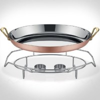 Geleneksel bakır estetiğini modern multi metal teknolojisiyle birleştiren 1.56 kg ağırlığındaki standlı oval sahan, masada kesintisiz sıcaklık sağlar. Yoğun ticari kullanıma dayanıklı, kararma yapmayan ağır hizmet tipi gurme restoran sahanını keşfedin.