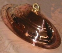 Yüksek kaliteli bakırdan imal edilen kapaklı İskender tabağı, nostaljik tasarımıyla dikkat çeker. Isıyı muhafaza eden yapısı ve dekoratif kapağı sayesinde kebaplarınızı şık bir şekilde servis etmenizi sağlayan profesyonel bir restoran ekipmanıdır.