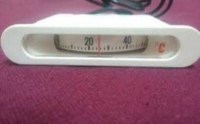 0-120 santigrat derece aralığında ölçüm yapan, beyaz zeminli analog göstergeli ve 1 metre bakır kapiler kablolu kadranlı sıcaklık termometresi. Sanayi tipi mutfak cihazları ve ısıtma sistemleri için yedek parça sıcaklık göstergesi.