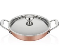 22 cm çapında ve 3.5 cm yüksekliğindeki Elit Multi Metal bakır sahan, özel kapak tasarımıyla ısıyı hapseder. 1.05 litrelik hacmiyle sahanda yumurtadan yöresel sıcak yemeklere kadar geniş bir kullanım alanı sunar. Profesyonel mutfak standartlarındadır.