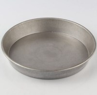 25 cm kaplamasız sac pizza tavası, alüminize çelik gövdesi ve düz tabanıyla pizza pişirmeye uygundur. 0,6 mm kalınlığa, 3,8 cm yüksekliğe ve 1,54 litre kapasiteye sahiptir. Pizzacı, restoran, kafe ve profesyonel mutfaklarda kullanılabilir.