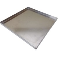 40x40 cm ölçülerinde 2 mm kalın alüminyum saçtan üretilen kaynaklı kare tepsi; fırın, pastane ve börekçiler için eşit ısı dağılımı sağlar. Baklava, börek ve yemek pişirmek için ideal, sızdırmaz ve son derece dayanıklı profesyonel mutfak tepsisidir.