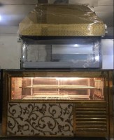 Paslanmaz çelik gövdeli, tezgah üstü hazırlık alanına sahip, çift kapılı endüstriyel kebap ve et ürünleri muhafaza buzdolabı. Ocak başı ve kebap restoranları için özel tasarlanmış, soğutmalı profesyonel mutfak ünitesi.