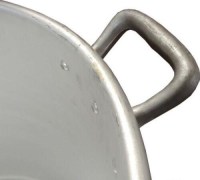 Sağlam perçinli kulpları ve 2 mm gövde kalınlığı ile endüstriyel mutfakların ağır çalışma koşullarına uygun üretilen 40x40 cm et kemik kaynatma kazanı, yekpare alüminyum yapısıyla ısıyı eşit dağıtır.