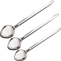 Kaliteli paslanmaz malzemeden, profesyonel servis kaşığı fabrikasında üretilen bu model, orijinal sanayi tipi dayanıklılığa sahiptir. Ergonomik tasarımı ve delikli yapısı ile fazla yağı hızla süzerek hijyenik ve pratik bir sunum yapmanıza olanak tanır.