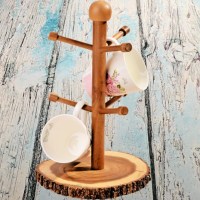 14x14x32 cm ölçülerindeki akasya ağacı kupa bardak askılığı, kupaların düzenli şekilde asılması ve sergilenmesi için kullanılır. Doğal ahşap görünümüyle mutfak, kafe ve restoranlarda dekoratif ve kullanışlı bir çözüm sunar.