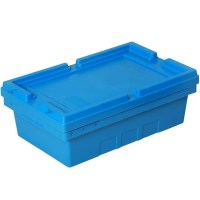 30x50 cm konik malzeme kutusu üzerine tam kapatılmış açık mavi plastik kapak görseli. İçerideki teknik parçaların tozlanmasını önleyen, kilitli istifleme özelliğiyle depo alanında düzen sağlayan, dayanıklı PP malzemeden üretilmiş kapak.