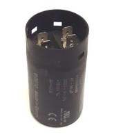 Monofaze motorlarda ilk hareketi sağlayan 47-56 uF 220V AC motor kalkış kondansatörünün üst geçmeli soket uçlarını ve siyah silindirik dayanıklı gövde yapısını gösteren detay fotoğrafıdır. Kolay montaj imkânı sunar.