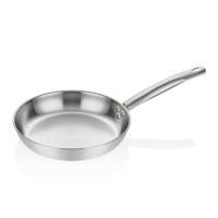 Tüm gövdeyi saran alüminyum katmanı sayesinde hızlı ve eşit ısı dağılımı sağlayan Multi Metal Çelik Sote Tava. 304 kalite paslanmaz çelik iç yüzeyi, AG2 perçinli sapları ve indüksiyon uyumlu düz tabanı ile mutfakta uzun ömürlü kullanım sunar.
