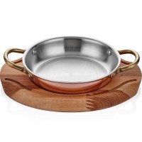 12 cm nihaleli bakır sahan, 2 mm kalınlığında ve 3 katmanlı gövde yapısına sahiptir. Pirinç kulp ve ahşap nihalesiyle sunulan ürün; kahvaltı salonları, restoran, kafe, otel ve ev mutfaklarında porsiyonluk kullanım için uygundur.