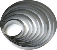 İç içe geçmiş 10 farklı boyutta paslanmaz çelik (304 kalite) pasta ve turta çemberi seti. 15 cm ile 50 cm çaplarında, 7 cm yüksekliğinde parlak inoks yüzeyli profesyonel pastane tipi kalıp takımı görseli. Hijyenik ve uzun ömürlü çelik pasta kalıpları.