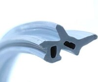 Gri renkli, boya vermez, geçmeli tip sanayi tipi PVC pencere ve kapı contası. Isıcamlı pimapen sistemlerine uygun, kanal yapısı belirgin, yüksek kaliteli termoplastik elastomer (TPE) hammaddeli gri sızdırmazlık fitili görseli. #pvcconta #gripiamapen #ısı