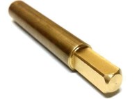 Bu adaptör mili, eski tip altıgen uçlu Remta portakal sıkma makinelerine yeni nesil dörtgen başlıkların takılmasını sağlayan dönüştürücü bir yedek parçadır. PS-8 ve PS-10 makineleri için güvenle kullanılabilir.