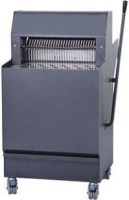 720x750x1197 mm ölçülerinde, beyaz elektrostatik boyalı gövdeye ve paslanmaz çelik iç aksama sahip, ön kısmında poşetleme sacı bulunan, dört adet döner tekerlekli, kollu sistemle çalışan profesyonel sanayi tipi ekmek dilimleme makinesi.