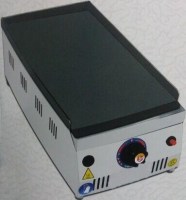 30x51x20 cm ölçülerinde, 16 kg ağırlığında paslanmaz çelik sanayi tipi ızgara. Ergonomik tasarımı ve 7,00 KW yüksek ısı gücü ile profesyonel mutfaklar, lokantalar ve büfeler için ideal pleyt ızgara modeli.