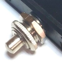 Kapak kapandığında basılan ve devreyi tamamlayarak motoru çalıştıran hassas metal tetik çivisinin yakın çekim görünümü.