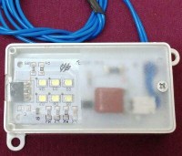 4x7.5 cm ölçülerinde, beyaz gövdeli, 6 adet parlak ledli sensörlü dolap içi aydınlatma lambası. Dolap kapağına bakan sensör mekanizması ile otomatik açılıp kapanan, 220V elektrik bağlantılı profesyonel ve pratik dolap içi ışıklandırma sistemi.