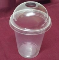 Yüksek kaliteli plastik malzemeden üretilen tek kullanımlık 300 cc slush bardakları, sızdırmaz bombeli kapağı sayesinde paket servise ve hareket halindeki tüketime uygundur. Hijyenik standartlarda üretilen bu bardaklar, içeceğin rengini canlı gösterir.