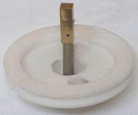 Soğan Doğrama Makinası Parçası:Plastik soğan doğrama makinası parçalarından bu 3lü parça Süper Mikser plastik kasalı soğan doğrama makinasının burç göbekli plastik alt kasasını göbek milini ve göbek mili üzerindeki beyaz plastik kayış kasnağının takım ha