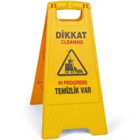 Islak zeminlerde düşme riskini önleyen dikkat çekici Temizlik Var uyarı levhası; AVM, otel ve iş merkezlerinde tam iş güvenliği sağlar. Katlanabilir hafif gövdesi ve taşıma kulpuyla pratik kullanım sunar. Kargo avantajıyla hemen satın alın!