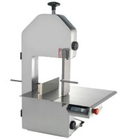 Polisajlı eloksallı gövdeye ve paslanmaz çelik kesim tablasına sahip tezgah üstü et kemik testeresi. Et itici kolu, dilimleme aparatı, güvenlik mikroswitchli kapakları ve ergonomik kontrol paneliyle modern kasap tipi kemik kesme makinesi.