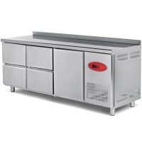 GN 1/1 uyumlu çekmeceleri ve ozon dostu poliüretan izolasyonu ile enerji tasarruflu tezgah tipi soğutucu. Elektronik sıcaklık kontrolü ve otomatik defrost özelliği ile kullanım kolaylığı sağlar.