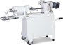 470x1530x1030 mm ebatlarında, 103 kg ağırlığında, paslanmaz çelik gövdeli otomatik tulumba tatlısı dökme makinesi. Alt kısmında tekerlekleri bulunan, hassas kesme mekanizmalı ve üstten hamur yüklemeli profesyonel sanayi tipi tatlı şekillendirme ünitesi.