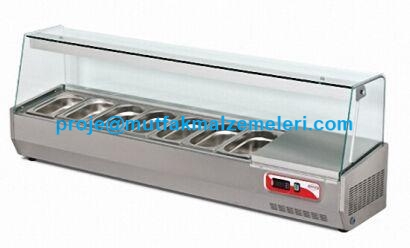 1600x350x500 mm ölçülerinde, 1. sınıf paslanmaz krom çelik gövdeli, 7 adet paslanmaz gastronom kaplı, dijital ısı göstergeli tezgah üstü kumpir ve pizza hazırlık malzemesi soğutma dolabı (Model: EMP.160). 48 mm poliüretan izolasyonlu ve motorlu ünite.