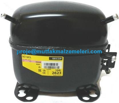 Secop SC 12 CL endüstriyel buzdolabı motoru ve kompresörü. R404a gazlı, 1/2+ HP (Yarım Beygir üzeri) güç kapasiteli siyah kapalı tip ekovat motor. Kasap dolabı ve sanayi tipi buz makinesi soğutma motoru yedek parçası görseli. Orijinal Secop markalı ürün.