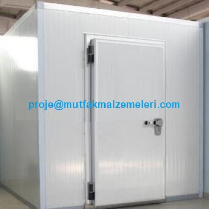 Beyaz izolasyon panelli, 90x190 cm çarpma kapılı sanayi tipi buzhane görseli. Endüstriyel mutfaklar için 16.1 metreküp hacimli, dijital kontrol panelli soğuk hava deposu ve 1.5 HP gücünde dış ünite grubu. Profesyonel gıda koruma ve saklama ünitesi.