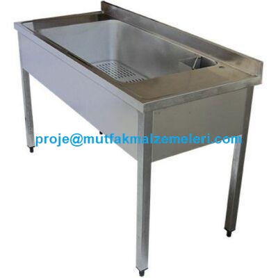 1200x600x850 mm boyutlarında paslanmaz çelik sebze yıkama tezgahı, 960 mm genişliğinde derin yıkama havuzlu, arkası sırtlı ve ayarlanabilir rotil ayaklı profesyonel meyve sebze hazırlık evyesi.