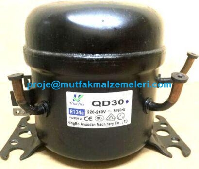 Tekli küçük şerbetlikler ve meyve suyu soğutucuları için Hua Jun QD30 kompresör. R134A gazlı yapısıyla küçük limonata makinelerinde ve bazı buz makinelerinde yüksek performanslı soğutma sağlar.