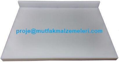 60x80x4 cm ölçülerinde, profesyonel kullanıma uygun beyaz plastik kesme tahtası. Görselde, hijyenik hazırlık süreçleri için tasarlanmış duvara yaslanabilen kendinden sırtlı yapı ve pürüzsüz çalışma yüzeyi net bir şekilde sergilenmektedir.