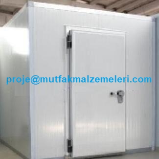 -18 derece endüstriyel derin dondurucu soğuk oda görseli. 120 mm kalınlığında poliüretan izolasyon panelleri, 90x190 cm çarpma kapı ve dijital kontrol panosu. 200x200x230 cm ölçülerinde, profesyonel mutfak tipi buzhane ve dış ünite grubu.